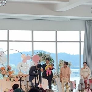 Kim Young-hee Instagram - 돌끝맘~~~~🤣
그나저나 아빠는 어찌 딸의 치마핏을 지켜주지 못하는가??🥲
.
진짜 벅차게 감사하고 벅차게 즐어웠던 날
결혼식과 달리 일일이 연락을 다 드리지 못했는데..
정말 많은분들이 와주셨고 
못오신 분들도 맘 다 써주시고 .. 
사회 부탁에 흔쾌히 ㅇㅋ!!해주신 통영아들 경환선배님
@heodak_forever 
소리장인 케~~빈  성원 선배님
@kingsungwon7 
기쁜날 행사풍선 빠질수 없다며 온몸으로 보여주신 남용선배님
@namyongseo 
등장만으로 난리난리 찌디
@dareakky 
역시나 엔딩요정 혜련 선배님 감사합니다~~~
@ulumma2012 
.
하객들 보니 너무 잘살았다
리마인드 웨딩이니??
엄마만 벌크업 중인거야??라는 말을 제일 많이 들었네요
.
결혼식때 코로나가 한창이라..
너무 많은분들이 식사도 못하고 가시고
죄송스러운 마음이 컸는데
다들 식사도 하시고 양손가득 답례품도 챙겨가셔서 
마음이 너무 놓입니다
친한 동생이 그러더라고요 누나 좋은일때 오시는 분들 보면 
진득한 찐사람들이야 그때 그사람들이 또 오고 또오고
항상 누나 옆이 든든해보여 
.
해서네 가족 감사한마음 잊지않고 행복하게 잘 살겠습니다~~
정말 너무너무 감사합니다 🙇🏻‍♀️🙇🏻
.
아차차 새벽부터 이동때만 자고 
피곤했을텐데 칭얼거림 한번 없이
개인기에 박수도 치는 여유를 보인
돈을 잡은 우리딸 너무 고맙다
다들 저런 아이를 첨 봤다며 
엄마 아빠 복 받았다며 칭찬 많이 해주셨어요
외모만이 아닌 성격도 완젼 아빠