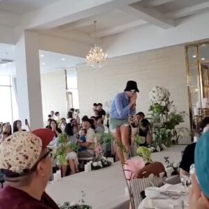 Kim Young-hee Instagram - 돌끝맘~~~~🤣
그나저나 아빠는 어찌 딸의 치마핏을 지켜주지 못하는가??🥲
.
진짜 벅차게 감사하고 벅차게 즐어웠던 날
결혼식과 달리 일일이 연락을 다 드리지 못했는데..
정말 많은분들이 와주셨고 
못오신 분들도 맘 다 써주시고 .. 
사회 부탁에 흔쾌히 ㅇㅋ!!해주신 통영아들 경환선배님
@heodak_forever 
소리장인 케~~빈  성원 선배님
@kingsungwon7 
기쁜날 행사풍선 빠질수 없다며 온몸으로 보여주신 남용선배님
@namyongseo 
등장만으로 난리난리 찌디
@dareakky 
역시나 엔딩요정 혜련 선배님 감사합니다~~~
@ulumma2012 
.
하객들 보니 너무 잘살았다
리마인드 웨딩이니??
엄마만 벌크업 중인거야??라는 말을 제일 많이 들었네요
.
결혼식때 코로나가 한창이라..
너무 많은분들이 식사도 못하고 가시고
죄송스러운 마음이 컸는데
다들 식사도 하시고 양손가득 답례품도 챙겨가셔서 
마음이 너무 놓입니다
친한 동생이 그러더라고요 누나 좋은일때 오시는 분들 보면 
진득한 찐사람들이야 그때 그사람들이 또 오고 또오고
항상 누나 옆이 든든해보여 
.
해서네 가족 감사한마음 잊지않고 행복하게 잘 살겠습니다~~
정말 너무너무 감사합니다 🙇🏻‍♀️🙇🏻
.
아차차 새벽부터 이동때만 자고 
피곤했을텐데 칭얼거림 한번 없이
개인기에 박수도 치는 여유를 보인
돈을 잡은 우리딸 너무 고맙다
다들 저런 아이를 첨 봤다며 
엄마 아빠 복 받았다며 칭찬 많이 해주셨어요
외모만이 아닌 성격도 완젼 아빠