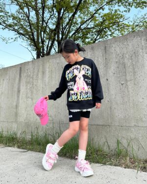 Kim Yu-ha Instagram - 마지막으로 벚꽃보고 올만에 카페 데이트!
벚꽃같은 신발도 함께 @mlbkids_kr 

#협찬#슈퍼팬키즈#SUPERFANKIDS
#MLB키즈청키마스크샌들#MLB키즈샌들
#MLB키즈샌동화#신꾸#신발꾸미기