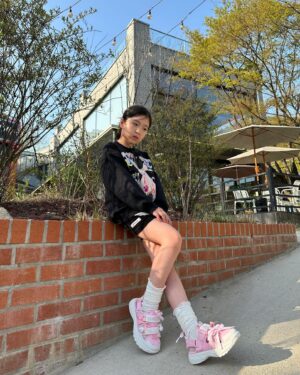 Kim Yu-ha Instagram - 마지막으로 벚꽃보고 올만에 카페 데이트!
벚꽃같은 신발도 함께 @mlbkids_kr 

#협찬#슈퍼팬키즈#SUPERFANKIDS
#MLB키즈청키마스크샌들#MLB키즈샌들
#MLB키즈샌동화#신꾸#신발꾸미기