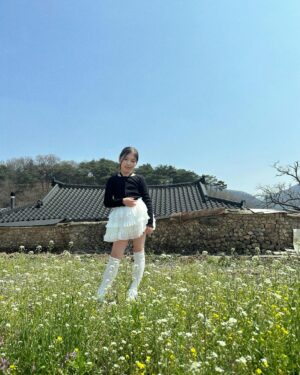 Kim Yu-ha Instagram - 유하가 엄청 좋아하는 띵곡과 함께🌼🌿(밀린 사진ㅋㅋ)