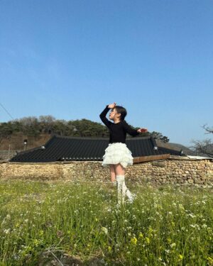 Kim Yu-ha Instagram - 유하가 엄청 좋아하는 띵곡과 함께🌼🌿(밀린 사진ㅋㅋ)