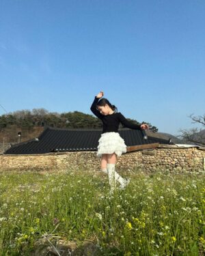 Kim Yu-ha Instagram - 유하가 엄청 좋아하는 띵곡과 함께🌼🌿(밀린 사진ㅋㅋ)