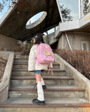 Kim Yu-ha Instagram - #협찬 @filakids X 산리오캐릭터즈
산리오 매니아들 모여랏!!
새로운 시작, 신학기에는 헬로키티랑
핑꾸핑끄 블링블링 키치한 초딩인싸템💗

#filakids#휠라키즈#휠라키즈책가방#신학기#신학기가방#키즈가방#키즈백팩#키즈패션#키즈데일리룩#등교룩#키즈패션#입학선물#초등학교입학선물#헬로키티책가방세트