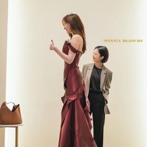 Kim A-joong Instagram - 📸
#연예인매니져로살아남기 
#드레스전쟁👗
#tvndrama