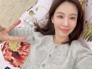 Kim A-joong Instagram - 바퀴달린집4 🛻🏠
다정다정 성동일 선배님
자상자상 김희원 선배님
사랑스 '로운' 막둥이 석우까지
좋은 추억 만들어 주셔서 고맙습니다 🙇🏻‍♀️ 
또 놀러갈게요 😎💕 

@tvn.asia @tvn_joy
 #tvn #바퀴달린집4 #houseonwheels4