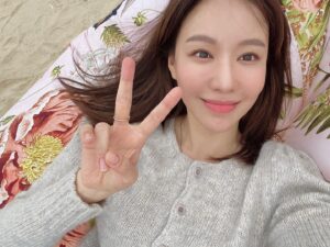 Kim A-joong Instagram - 바퀴달린집4 🛻🏠
다정다정 성동일 선배님
자상자상 김희원 선배님
사랑스 '로운' 막둥이 석우까지
좋은 추억 만들어 주셔서 고맙습니다 🙇🏻‍♀️ 
또 놀러갈게요 😎💕 

@tvn.asia @tvn_joy
 #tvn #바퀴달린집4 #houseonwheels4