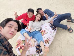 Kim A-joong Instagram - 바퀴달린집4 🛻🏠
다정다정 성동일 선배님
자상자상 김희원 선배님
사랑스 '로운' 막둥이 석우까지
좋은 추억 만들어 주셔서 고맙습니다 🙇🏻‍♀️ 
또 놀러갈게요 😎💕 

@tvn.asia @tvn_joy
 #tvn #바퀴달린집4 #houseonwheels4