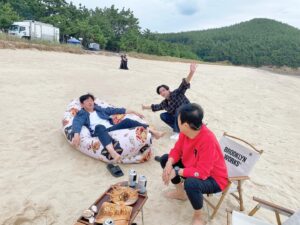 Kim A-joong Instagram - 바퀴달린집4 🛻🏠
다정다정 성동일 선배님
자상자상 김희원 선배님
사랑스 '로운' 막둥이 석우까지
좋은 추억 만들어 주셔서 고맙습니다 🙇🏻‍♀️ 
또 놀러갈게요 😎💕 

@tvn.asia @tvn_joy
 #tvn #바퀴달린집4 #houseonwheels4