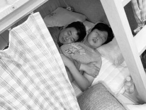 Kim A-joong Instagram - 바퀴달린집4 🛻🏠
다정다정 성동일 선배님
자상자상 김희원 선배님
사랑스 '로운' 막둥이 석우까지
좋은 추억 만들어 주셔서 고맙습니다 🙇🏻‍♀️ 
또 놀러갈게요 😎💕 

@tvn.asia @tvn_joy
 #tvn #바퀴달린집4 #houseonwheels4