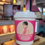 Kim Eana Instagram - 오늘 #싱어게인 녹화장으로 #푸드올로지 에서 커피차를 보내주셔서 어깨가 스튜디오 천장에 닿을 판!! 이러신다면 나도 질 수 없지.. . (옷매무새를 가다듬는 중) . (미소를 짓는 중) . 안녕하세요! 제가 이번에 푸드올로지 앰버서더가 되었어요🤗 #분홍물콜라겐 마시고 피부속부터 채워주세요?!🤭 녹화할때 이거 물에 타먹고 안 타먹고가 차이가 얼마나 큰지 원… 사랑합니다 푸드올로지🩷