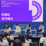 Kim Eana Instagram - #국제도서전 토크 완료. 많은 분들(그리고 부엉이들) 와주셔서 감사했고, 작가에겐 꿈에서도 나온다는 편집자가 나에겐 현실속 그것도 정중앙에 나타나준 덕에 사진도 받음. 문학동네 부스에 내 책이 전시돼 있고 ‘문학동네의 작가들’ 라인업에도 (무려 도스토예프스키 선배님 옆칸) 껴있어서 혼란한 틈에도 기념사진 찍고 나옴.
