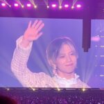 Kim Eana Instagram - 공연 전에 인사하고 사진찍어서 망정이지… 끝나고도 인사하자 했지만 도저히 볼 자신이 없어서 그냥 나옴. 아니 근데 민호는 무슨 몸이랑 얼굴 합성 아니라고? 무슨 특수부대 정예요원같은 몸에 얼굴은 왜 발라드가 흐름? 태민은 군대 아니라 어디 관능적인 섬나라 궁전에서 과일만 따먹다가 온거 아님? 왜 더 요정됨? 키는 카메라 리허설 따로함? 어떻게 그르케 귀신같이 다 화보컷 만듦? 그리고 절여진 방송꾼 멘트하다 무대 시작하자마자 음방모드on 돼 버리는 갭모에 뭐임? 아니 그리고 너무 ‘최민호 대령’같은 무브와 외형때메 군기 바짝 들려하면 태민이 나와서 흐물흐물 녹여버리면 내 근손실은 누가 책임짐? 샤월님들 좀 와봐요, 샤이니 콘 후기 어떻게 씀? 뭐부터어떻게 말해야 할지도 모르겠는데? 나 당분간 샤이니 맨정신에 볼 자신 없으니 게스트 정중히 사양합니다,, 신보 리뷰는 샤없샤로 진행할테니 그렇게 아세요. #샤이니콘서트 #샤월