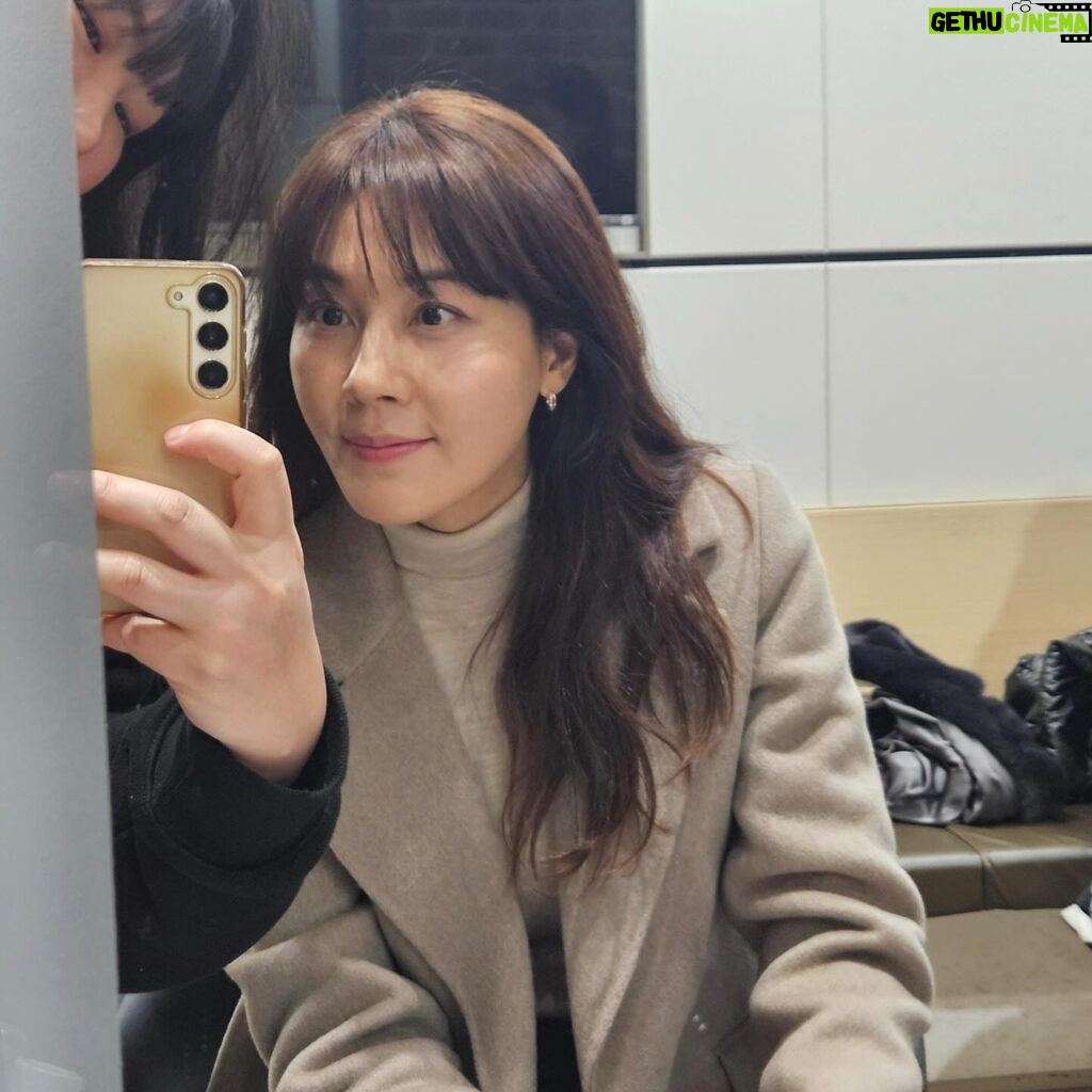 Kim Ha-neul Instagram - 히힛🤳