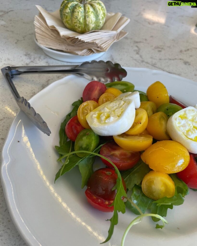 Kim Ha-neul Instagram - 오랜만에 집 근처 산책,, 맛났던 파스타~ 💛