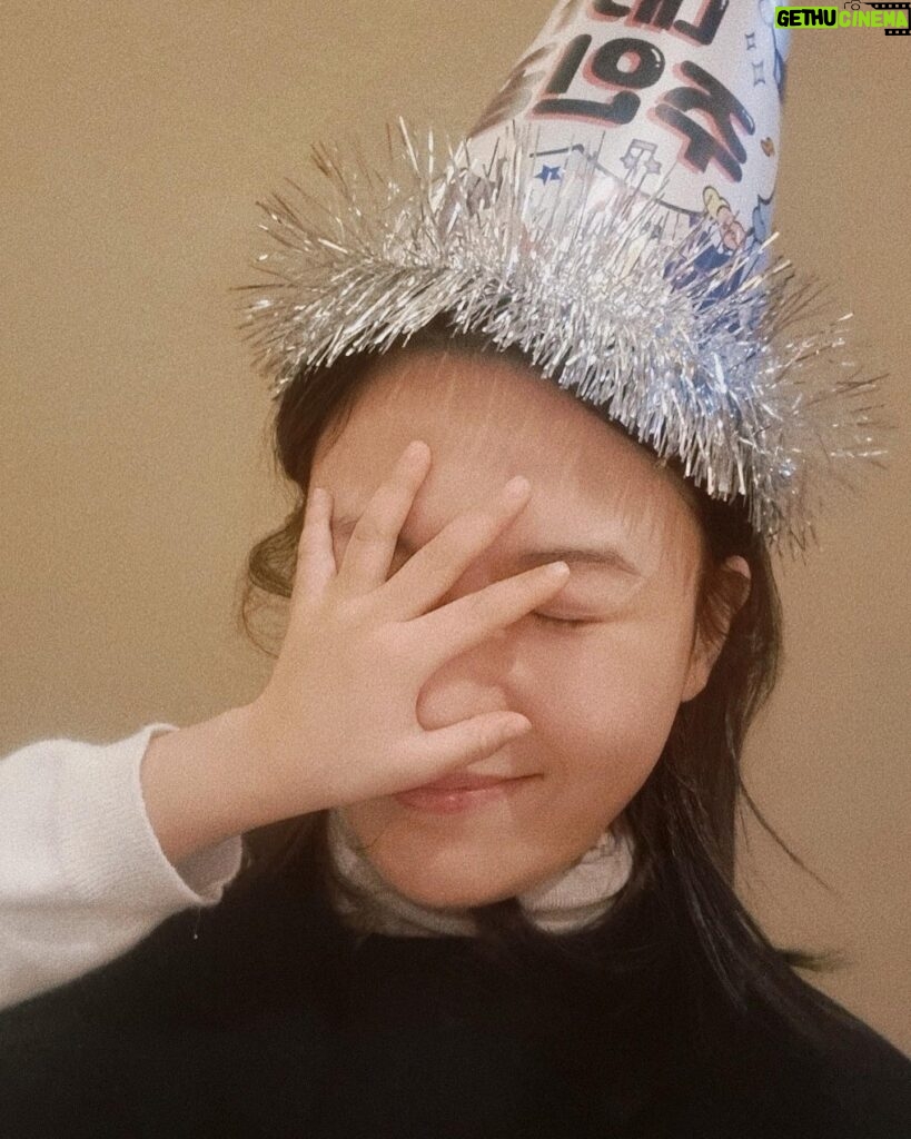 Kim Ha-neul Instagram - 여러 장 찍고싶었지만.. 장난꾸러기 덕분에..실패😅 그래도 가족과 함께 행복한 시간 보냈어요💚 축하해주신 모든 분들 감사합니다🥰