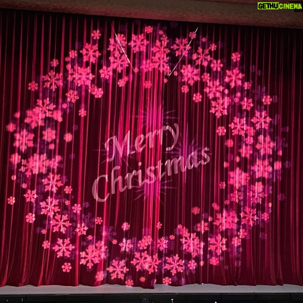 Kim Ha-neul Instagram - 올해는 화이트크리스마스네요~ 행복하고 따뜻한 성탄되세요🙏 Merry Christmas.🎄