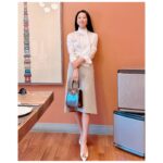Kim Hee-ae Instagram - . 오랜만에 단장하고 좋아하는 친구들과의 약속이 있는 기분 좋은 날~ 아이코닉 🤎 #광고 #페라가모 @ferragamo #김희애 #KIMHEEAE @yg_stage