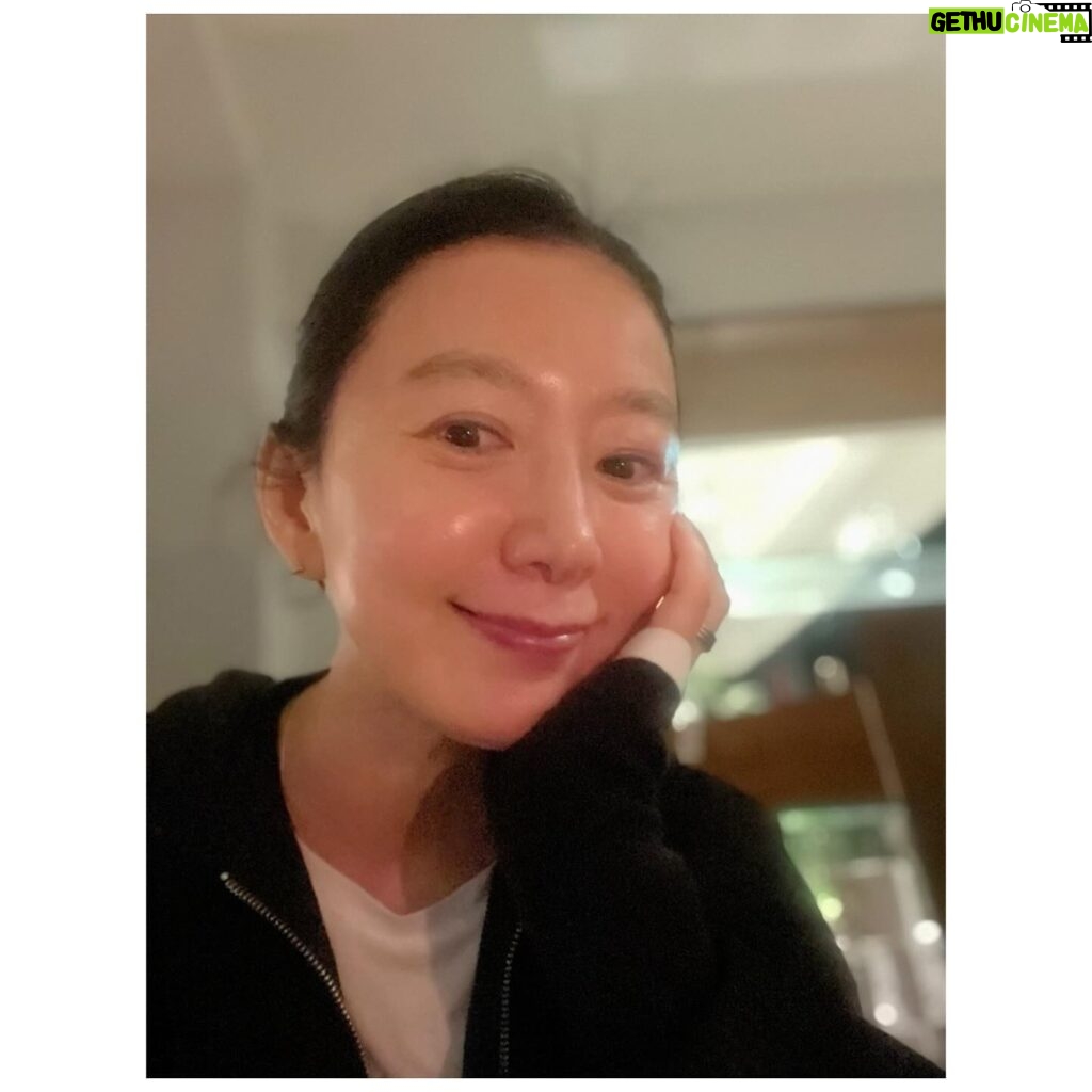 Kim Hee-ae Instagram - . 제주에서 맛있는 음식과 함께 연휴 시작! 우리는 내일 ‘데드맨’ 무대인사에서 또 만나요 🫶🏻 #제주 #JEJU #김희애 #KIMHEEAE @yg_stage