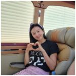 Kim Hee-ae Instagram - . 이번 주말은 ‘더 문’ 무대 인사 많이 더우시죠? 시원하게 영화관에서 우주여행 어떠세요? 💫 설경구 배우님 팬클럽에서 보내주신 도시락 맛있게 먹고 도시락 끈이 예뻐서 헤어밴드로 만들어 봤어요 💜 #김희애 #KIMHEEAE @yg_stage #영화 #더문 #무대인사 #극장에서만나요 #도시락 #잘먹었어요 #감사합니다 #리사이클 #헤어밴드