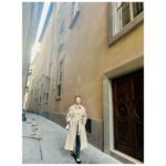 Kim Hee-ae Instagram - . 프라하와 피렌체에서의 기록 건강하게 재충전하고 무사히 돌아왔어요 🤍 이제 다시 일상으로 돌아와 힘내서 일!! #PRAGUE #FLORENCE #여행 #김희애 #KIMHEEAE @yg_stage