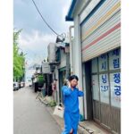 Kim Hee-ae Instagram - . 영화 '더 문' 홍보 일정 마치고 문래동 나들이 💙 골목골목 빈티지한 무드가 매력적인 동네 #퇴근이닷 #신난다 #KIMHEEAE #김희애 @yg_stage