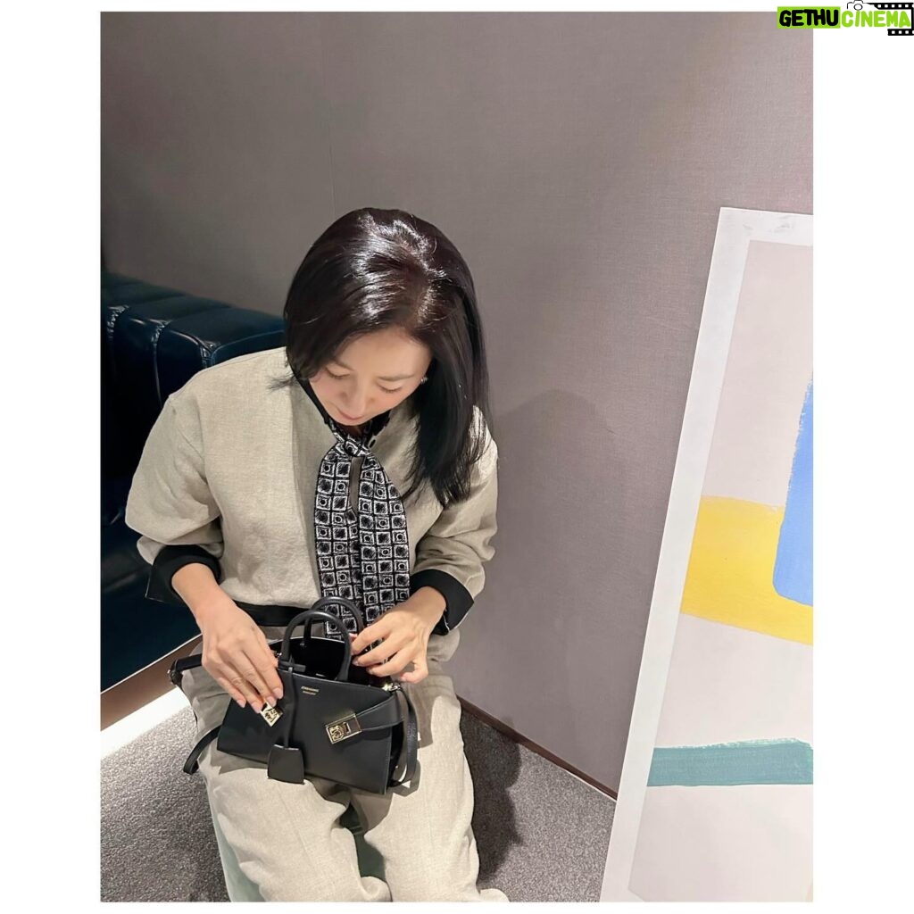 Kim Hee-ae Instagram - . HUG~🖤 #광고 #FerragamoHugBag @ferragamo #김희애 #KIMHEEAE @yg_stage