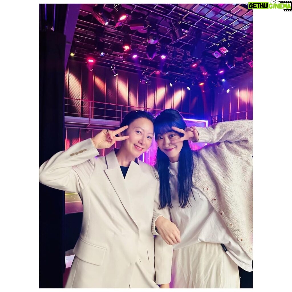 Kim Hee-ae Instagram - . 며칠 전 ‘퀸메이커’에서 함께했던 후배 채원이가 출연한 공연을 보고 왔어요 ❤️ 갑자기 추워진 날씨에 감기 조심하세요 🫶🏻 #연극 #메이드인제인 #김희애 #KIMHEEAE @yg_stage