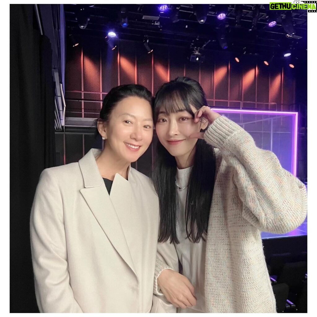 Kim Hee-ae Instagram - . 며칠 전 ‘퀸메이커’에서 함께했던 후배 채원이가 출연한 공연을 보고 왔어요 ❤️ 갑자기 추워진 날씨에 감기 조심하세요 🫶🏻 #연극 #메이드인제인 #김희애 #KIMHEEAE @yg_stage