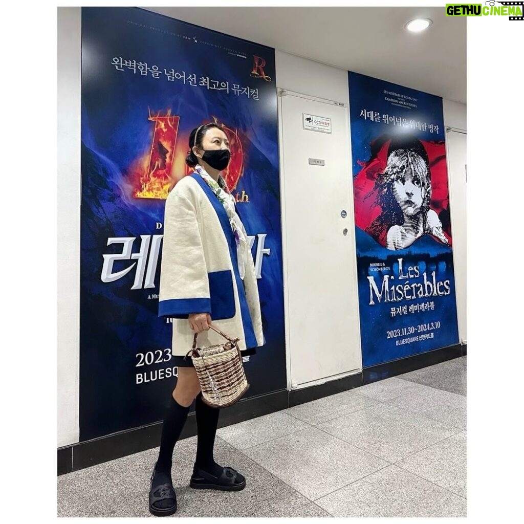 Kim Hee-ae Instagram - . 친구 찬스로 뮤지컬 '레베카' 관람 👏🏻👏🏻 #MUSICAL #REBECCA #김희애 #KIMHEEAE @yg_stage
