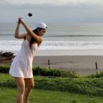 Kim Hee-jung Instagram - Weekend vibes🌤️ Just so you know, I’m playing with biodegradable golf balls here – they dissolve into fish food! 💦Keeping it eco-friendly while having a blast 💚⛳️ ! 발리에서 처음 도전해본 바다 골프 액티비티! 바다에서 하는 액티비티이기에 특수 제작된 수용성 골프 공으로 안에는 물고기 밥이 들어있는 물에 녹는 공입니다! 너무 신기하고 행복했던 추억💙