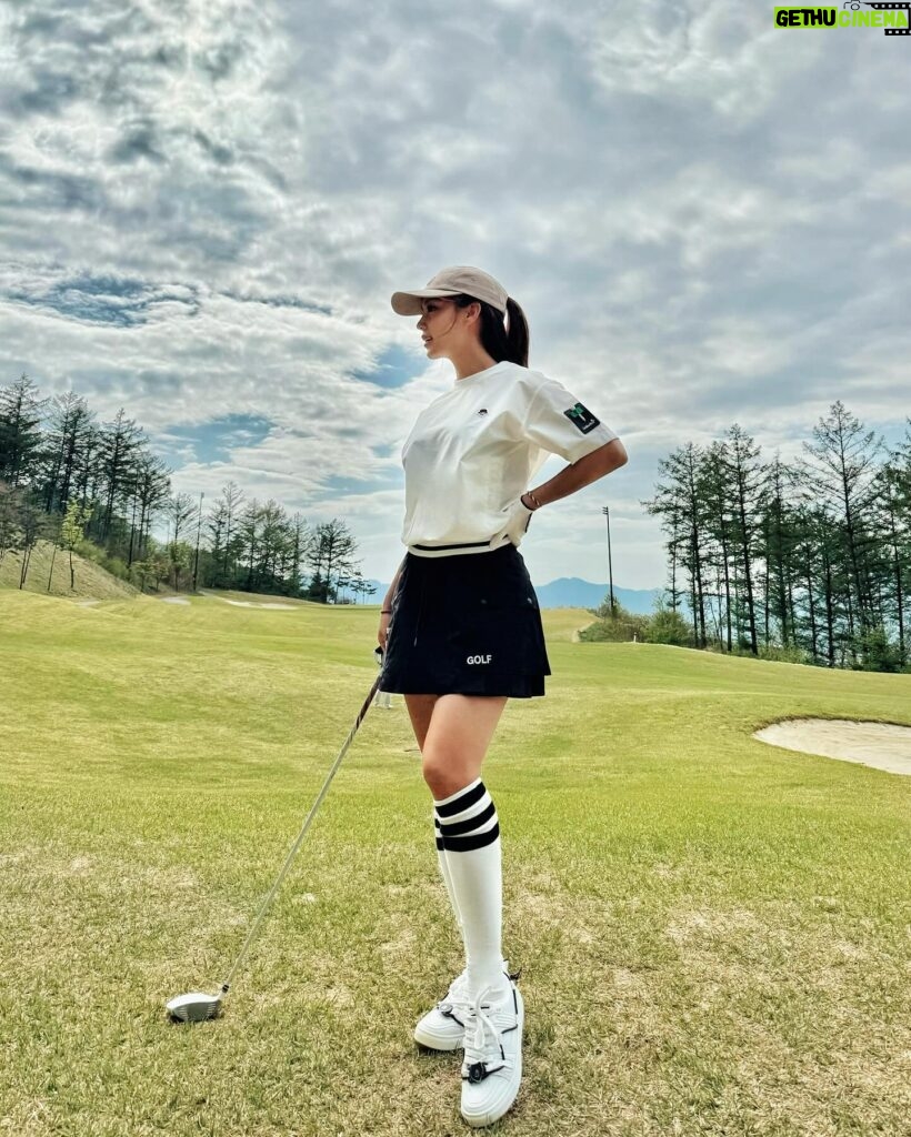 Kim Hee-jung Instagram - 🧸🤎⛳️✨ @gdbr_official #GOLDENBEAR #GDBR #24SSDROP