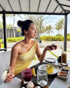 Kim Hee-jung Instagram - Sunshine on my mind🌞💛✨