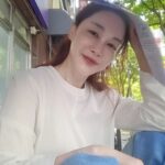 Kim Hye-eun Instagram - 우리 동네 아니니 CU앞 파라솔에 다 앉구..^^ 쳐다보거나 말거나^^ 스벅가서 대본볼까 하다 날씨를 즐기기로.^^ 딸이 너무 보고싶다.♡ #영화 #광주