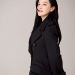 Kim Hye-eun Instagram - 기부의상:알렉산더 맥퀸 롱코트 우아한 친구들 촬영때 한번. 시상식때 한번 .이렇게 딱 두번 입었어요. 가격은 대충 아시죠?알렉산더 맥퀀 백퍼센트 울모예요.사이즈는 55 홍지민배우가 벼르고 있으니 빨리 오셔요. 원더마켓.12월 8일입니다. #원더마켓