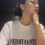 Kim Hye-eun Instagram - 설레었던 봄도 가는 모양입니다. 날씨가 좋아서 싱숭생숭.어디론가 떠나고 싶은 냄새가 짙었는데 제자리를 지키는게 아까울 정도 였는데. 이젠 낮엔 더워서 에어콘 켜는 곳도 꽤 있네요. 연습실에 앉아 혼자 이런저런 장난을 치고 .대본도 보고 .여러 표정지어보며 얼굴을 풀어 봅니다. 바람든 제 기분이 좀 안정되었나 봐요. 여행가는것도 좋지만 모든걸 뒤로 하고 연습실에 앉은 내 모습이 사실은 제일 맘에 듭니다. 평온은 연습에서 온다♡