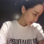 Kim Hye-eun Instagram - 설레었던 봄도 가는 모양입니다. 날씨가 좋아서 싱숭생숭.어디론가 떠나고 싶은 냄새가 짙었는데 제자리를 지키는게 아까울 정도 였는데. 이젠 낮엔 더워서 에어콘 켜는 곳도 꽤 있네요. 연습실에 앉아 혼자 이런저런 장난을 치고 .대본도 보고 .여러 표정지어보며 얼굴을 풀어 봅니다. 바람든 제 기분이 좀 안정되었나 봐요. 여행가는것도 좋지만 모든걸 뒤로 하고 연습실에 앉은 내 모습이 사실은 제일 맘에 듭니다. 평온은 연습에서 온다♡