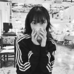 Kim Hye-jun Instagram - 우리는 밤새 취할 것처럼 허세를 부려놓고는 와인 한 병을 채 다 마시지 못하고 잠들었지 😴 그리구 HBD 해나언니 ෆ