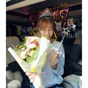 Kim Hyo-jin Instagram - 나무의 기둥 우리 은샘이와 매니저 주호가 준비해준 막촬장식과 왕관 요술봉 그리고 편지~~ 우주최강 조명 재돈이가 준 홍주~ 넘넘 착하고 멋지고 순딩순딩 최고의 배우 종협이가  준 텀블러~~촬영팀 아가 막내 소영이가 준 가운~~ 소영아 이거 이뻐서 어떻게 입어~~ 드라마 촬영 내내 끝까지 열심히 코칭해주신 최고의 보컬쌤 예서쌤이 주신 초콜렛과 편지💚모두 너무 고마워💚😭#란주언니#무인도의디바
