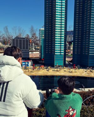 Kim Hyo-jin Instagram - 강원도 춘천여행~~ 너희가 원하면 엄마는 어디든 가지~~~ 왕복 300 km 운전 할만해~~💪#너희가즐거우면됐지🤪 #레고랜드#강원도춘천#지지난주의기록#아들둘정신없이따라다닌엄마는떡실신#내사랑들♥️