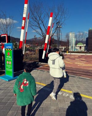 Kim Hyo-jin Instagram - 강원도 춘천여행~~ 너희가 원하면 엄마는 어디든 가지~~~ 왕복 300 km 운전 할만해~~💪#너희가즐거우면됐지🤪 #레고랜드#강원도춘천#지지난주의기록#아들둘정신없이따라다닌엄마는떡실신#내사랑들♥️