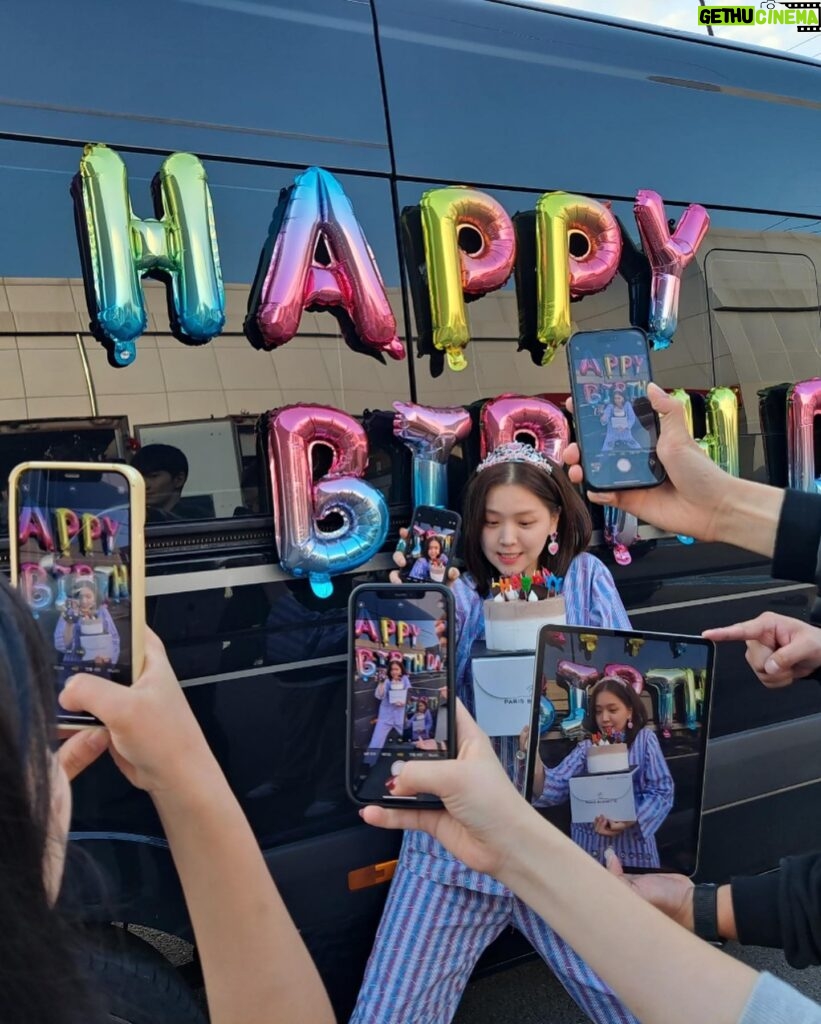Kim Ji-eun Instagram - 덕분에 또 행복한 생일이였습니다 🎂🤍