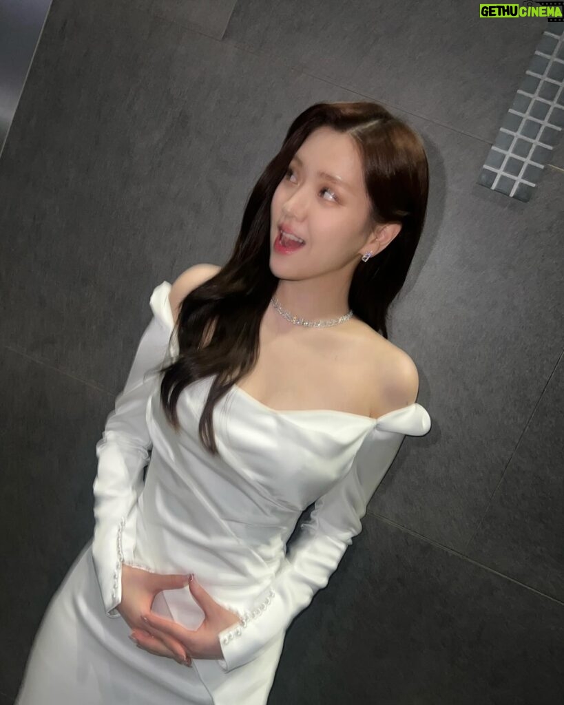 Kim Ji-eun Instagram - 내인생 첫 시상식MC , 첫 예능 신인상 ! 진짜 너어어어어무 즐겁고 소중한시간이였습니다 모두 고맙습니다 ! 새해 복 많이 받으세요 !🍠