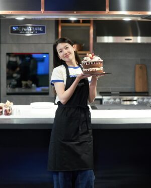 Kim Jin-kyung Instagram - 꿈의 주방에서 ..꿈의 파티시에님..꿈의멤버들과 함께🩷 그 날의 조명..온도..습도..모든 게 다 완벽했던 달달한 하루🎂🍬👯🧑🏻‍🍳