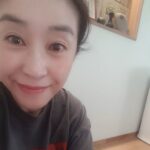 Kim Mi-kyeong Instagram - 제주촬영 5일째. 앞으로 8일은 더 있어야 탈출! 제법 긴 여정이지만 내가 사랑하는 제주를 맘껏 느낄수 있어 행복하다. 그리고 구석구석 숨어있는 예쁘고 맛있는 밥집들. 오늘 저녁은 유부가 잔뜩 들어간 우동과 안심카츠. 비겁하게 엄지와 검지 사이를 물어버린 모기 때문에 먹다가 긁다가!!
