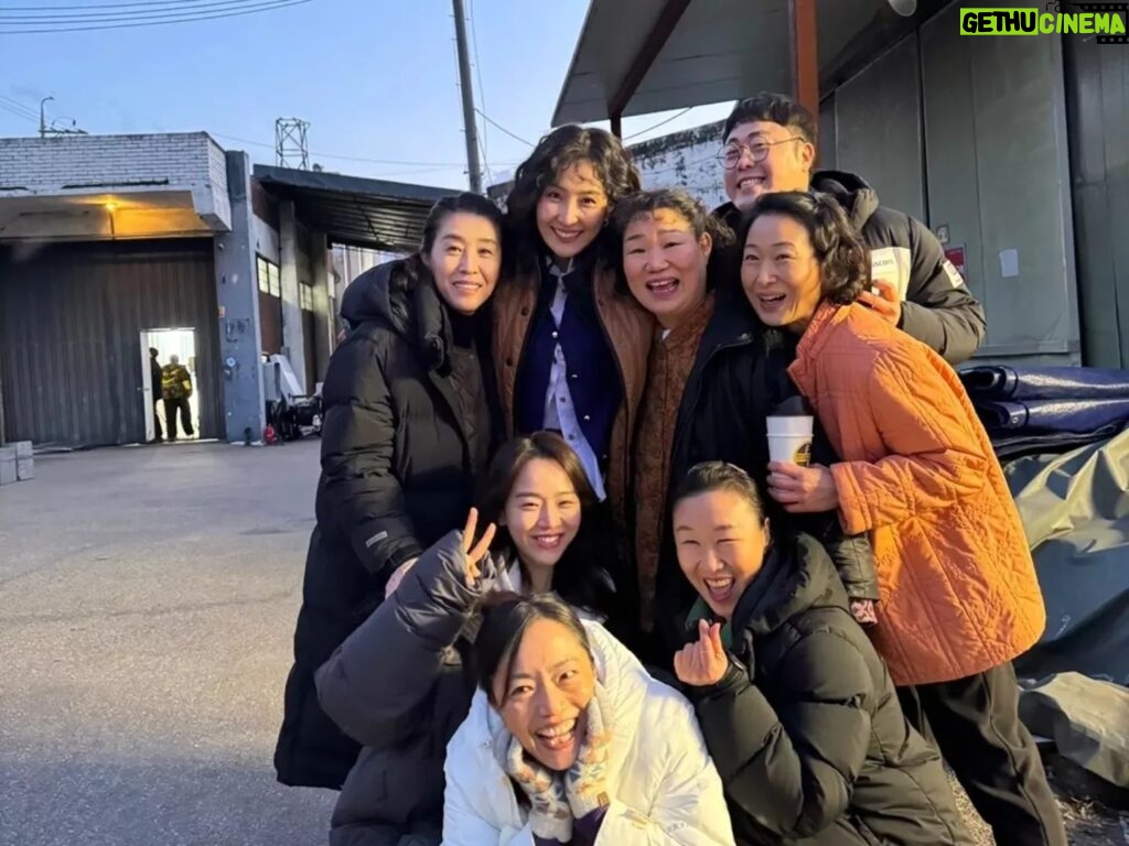 Kim Mi-kyeong Instagram - 사계절을 함께 보낸 사랑하는 삼달리 가족들. 우리들의 이야기를 들어주셔서 감사합니다. '웰컴투 삼달리' 안녕❤❤❤❤❤♥️♥️♥️