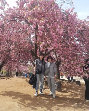 Kim Mi-kyeong Instagram - 언니들이랑 경주 여행.
걷고 또 걸어도 그저 좋다.
오랫만에 불국사도 가고 
수학여행 온 학생들마냥 사진도 찍고
커피가 맛있는 까페에서 아아도 마시고 ~~^^