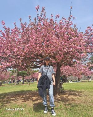Kim Mi-kyeong Instagram - 언니들이랑 경주 여행.
걷고 또 걸어도 그저 좋다.
오랫만에 불국사도 가고 
수학여행 온 학생들마냥 사진도 찍고
커피가 맛있는 까페에서 아아도 마시고 ~~^^