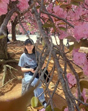 Kim Mi-kyeong Instagram - 언니들이랑 경주 여행.
걷고 또 걸어도 그저 좋다.
오랫만에 불국사도 가고 
수학여행 온 학생들마냥 사진도 찍고
커피가 맛있는 까페에서 아아도 마시고 ~~^^