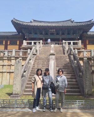 Kim Mi-kyeong Instagram - 언니들이랑 경주 여행.
걷고 또 걸어도 그저 좋다.
오랫만에 불국사도 가고 
수학여행 온 학생들마냥 사진도 찍고
커피가 맛있는 까페에서 아아도 마시고 ~~^^